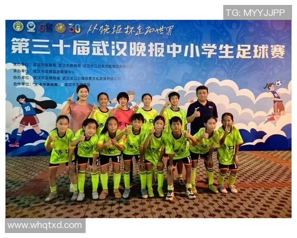 武汉足球队的节奏揭秘:激情与梦想交织的绿茵传奇 武汉足球队的节奏揭秘:激情与梦想交织的绿茵传奇